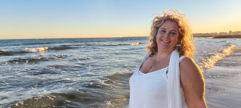 Mujer terapeuta experta en acompañamiento emocional y bienestar en un entorno natural de calma.