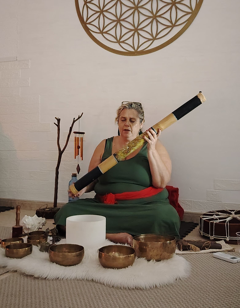 Regina, especialista en constelaciones familiares y sanación del útero, posando para su proyecto Escuela del Ser.